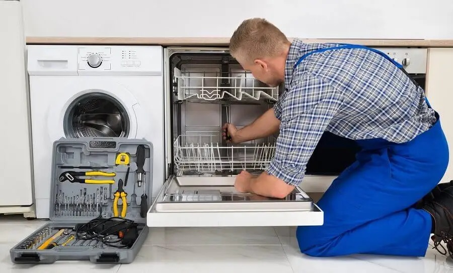 Kartal Gaggenau servisi teknisyen ekibi beyaz eşya tamiri yaparken